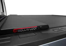 Cargar imagen en el visor de la galería, Cubierta retráctil para caja de camioneta Roll-N-Lock 2019 Chevrolet Silverado 1500 XSB de 68-3/8 pulgadas Serie A