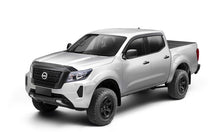 Cargar imagen en el visor de la galería, Protector de capó de perfil bajo Aeroskin AVS 2022 para Nissan Frontier, color ahumado