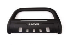 Cargar imagen en el visor de la galería, Defensa delantera con luz y cableado para Chevy Silverado 1500 07-17 de Lund, color negro