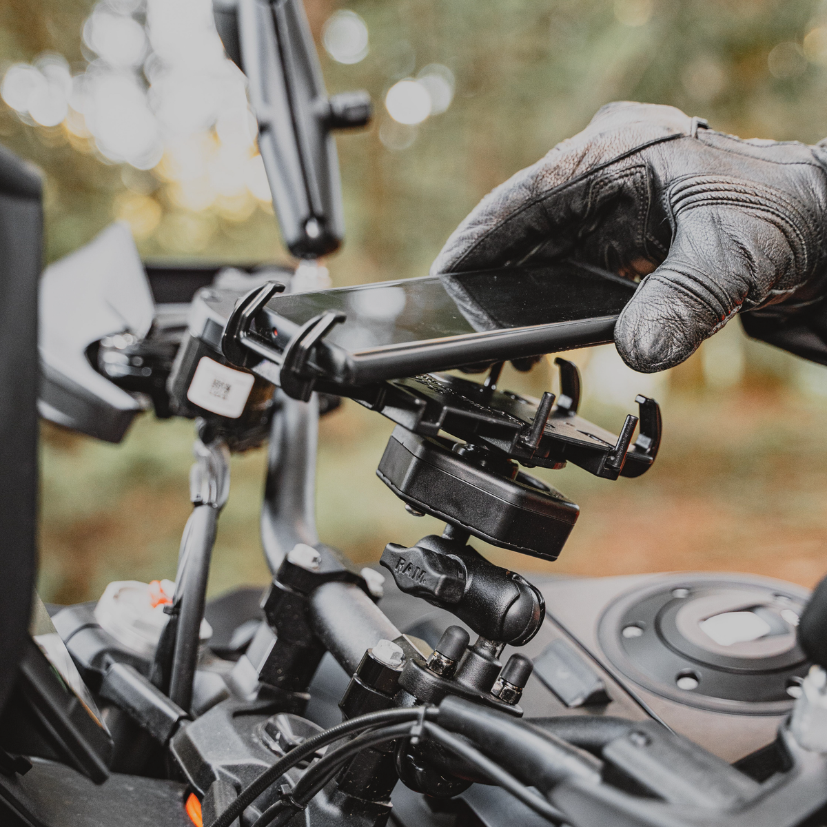 RAM Quick-Grip XL Phone Mount Vibe-Safe & U-Bolt Base Short (RAM-B-149Z-A-PD4-462)
