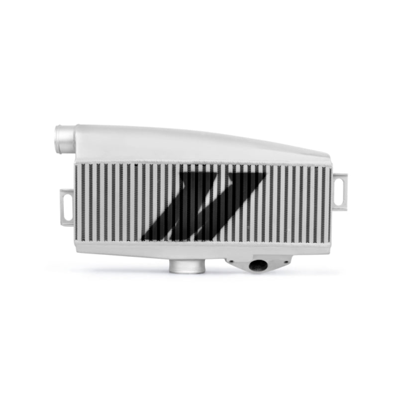 Kit de intercooler de montaje superior Mishimoto Subaru WRX 02-07/STi 04-07: mangueras plateadas y rojas recubiertas de polvo