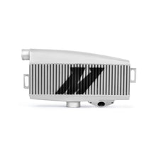 Cargar imagen en el visor de la galería, Kit de intercooler de montaje superior Mishimoto Subaru WRX 02-07/STi 04-07: mangueras plateadas y rojas recubiertas de polvo