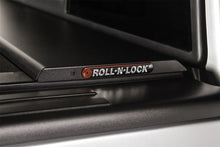 Cargar imagen en el visor de la galería, Cubierta retráctil para caja de camioneta Roll-N-Lock serie M de 65-5/8 in para Ford F-150 XSB 15-18