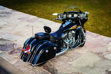 Cargar imagen en el visor de la galería, Kuryakyn Saddlebag Top Trim Indian Chrome