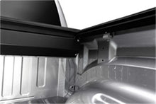 Cargar imagen en el visor de la galería, Cubierta retráctil para caja de camioneta Roll-N-Lock 2019 Chevrolet Silverado 1500 XSB de 68-3/8 pulgadas Serie A