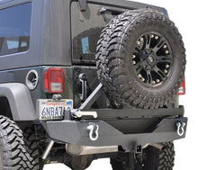 Cargar imagen en el visor de la galería, Parachoques trasero de aluminio con portaneumáticos DV8 Offroad 07-18 para Jeep Wrangler JK, color negro