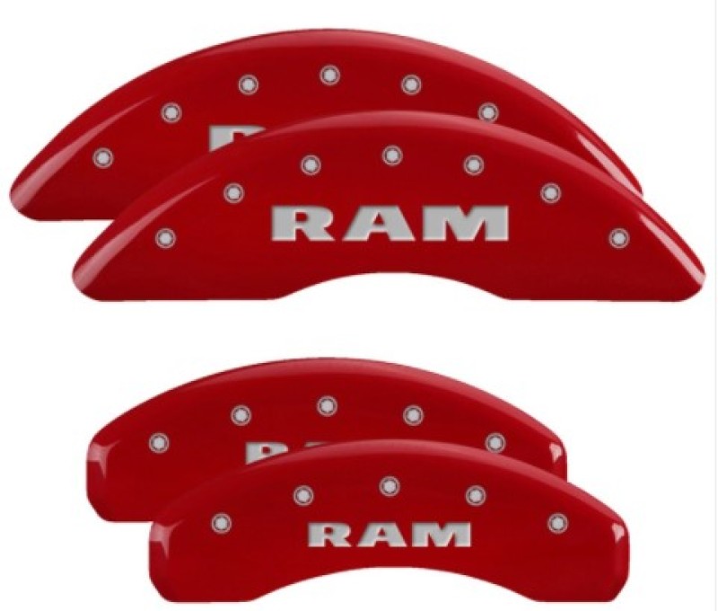 Cubiertas de pinza MGP 4 grabadas delanteras y traseras 2019 Ram 1500 Acabado rojo Logotipo RAM plateado